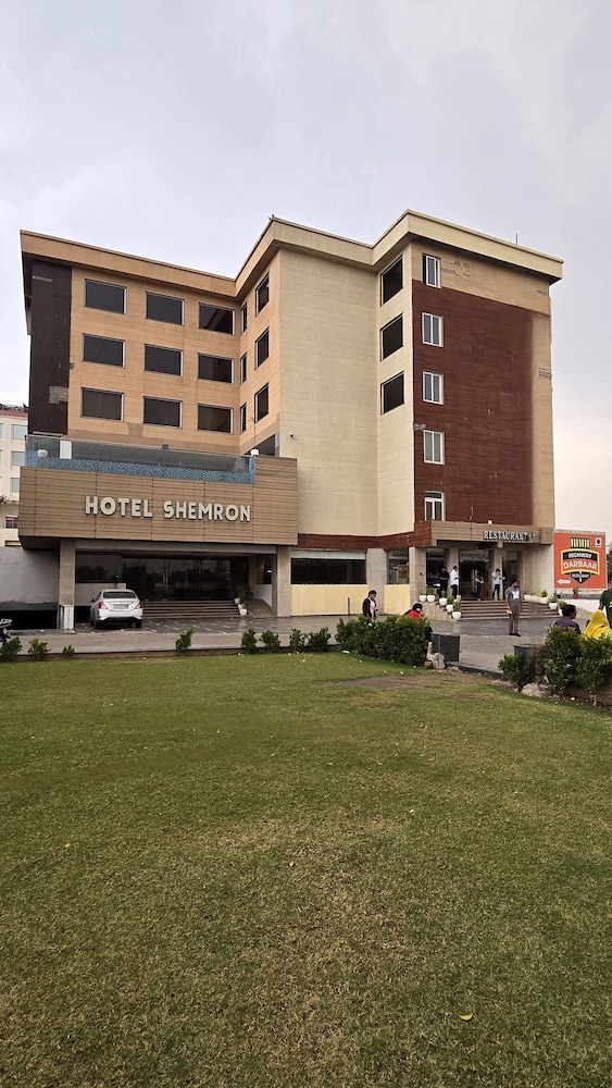 Hotel Shemron — hotel in Shahjanpur