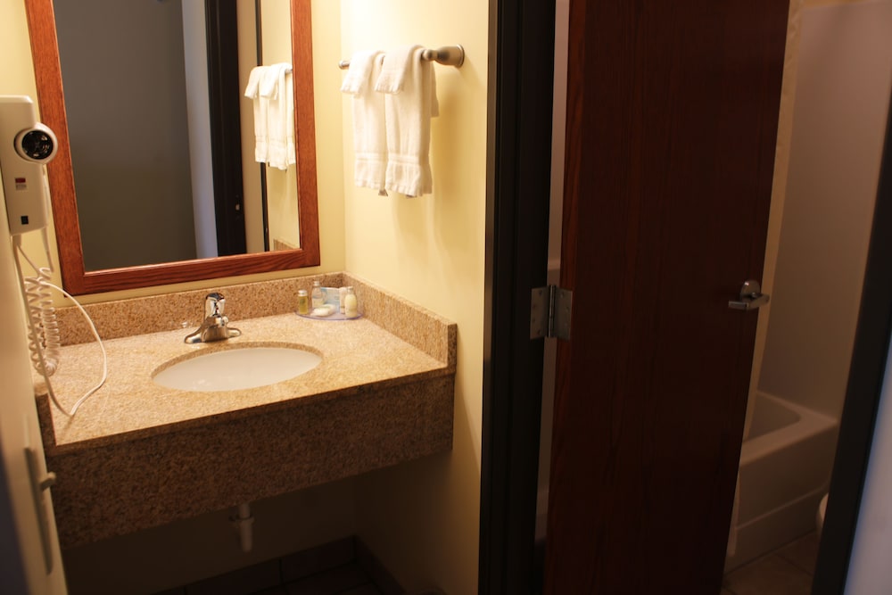 Edgewood Hotel & Suites - photo 24