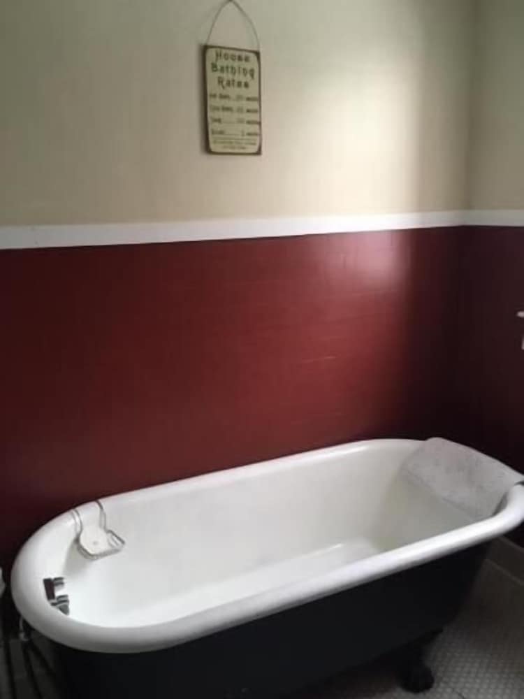 Victorian Charm Inn - photo 45