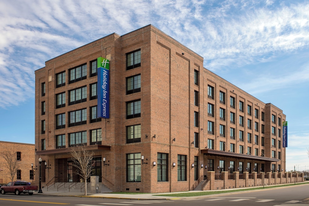 Holiday Inn Express Pensacola Downtown by IHG - carbon neutral hotel in Pensacola