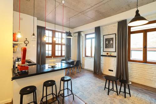 Chic Abanotubani Apt By Wehost