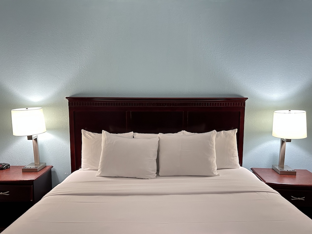Clarion Inn & Suites Grand Rapids Airport - photo 59
