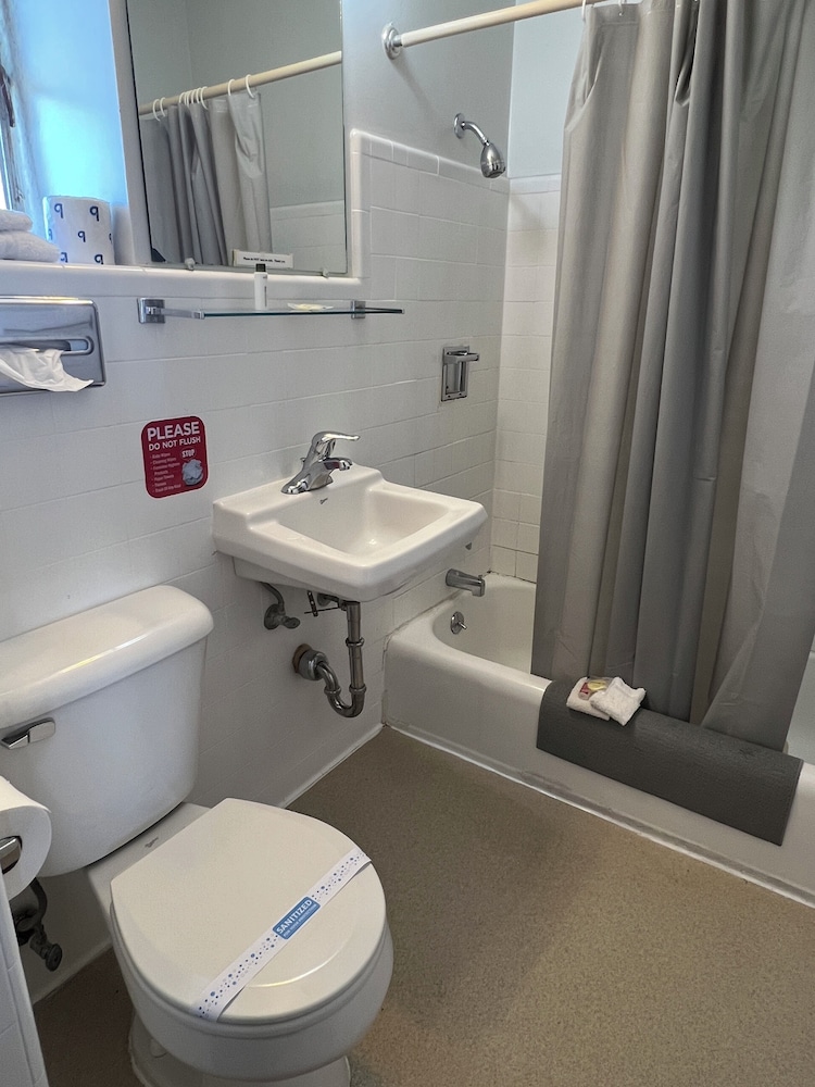 Midtown Inn & Suites - photo 42