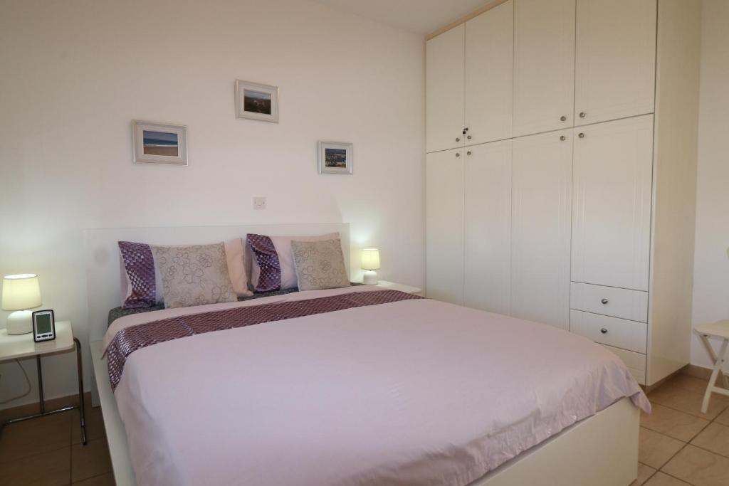 Sunset apartment with pool & 10 mins to Venus beach