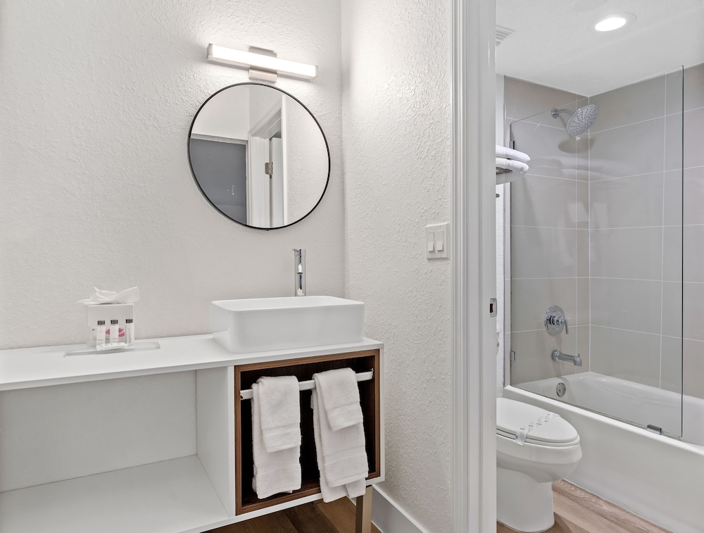 Baymont by Wyndham Jacksonville Airport - photo 18