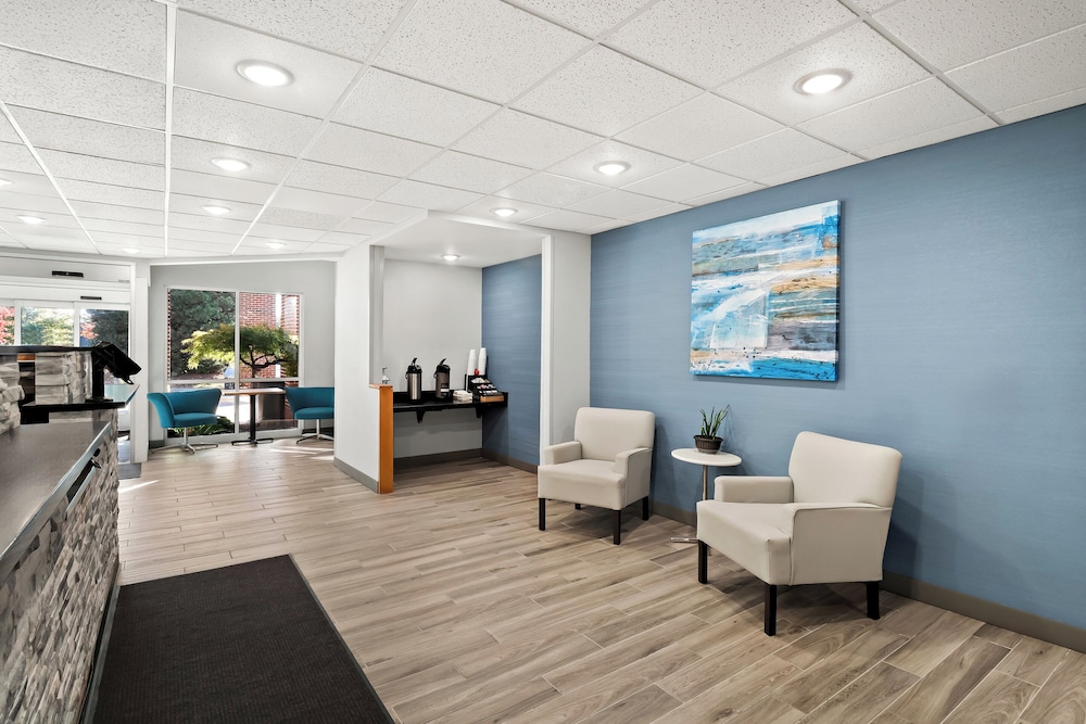 HomeTowne Studios by Red Roof East Lansing Okemos - photo 2