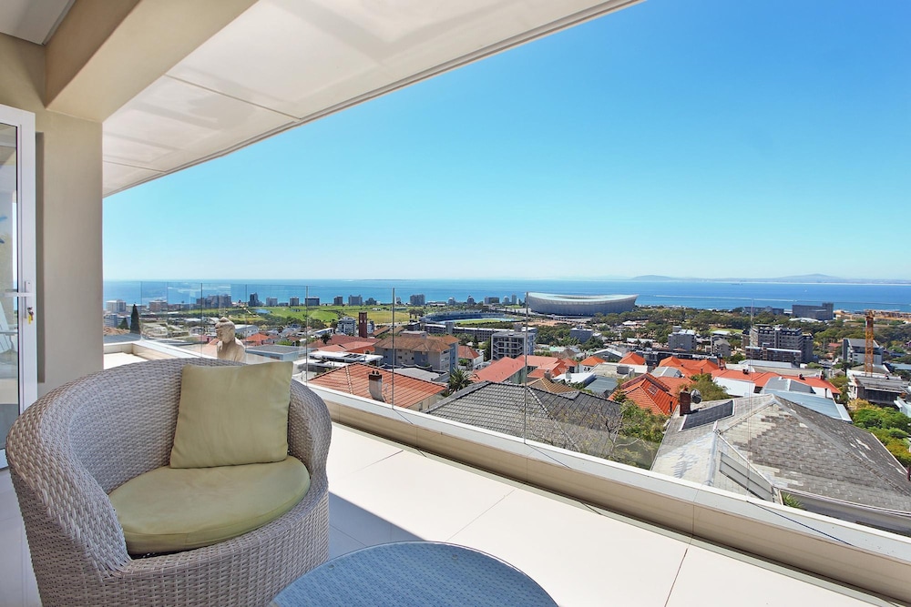 Spacious 3bed Apt Overlooking Cape Town Panova