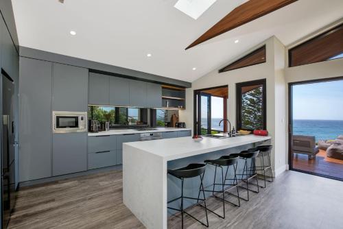 Seaview I Pet Friendly with Stunning Views I 1 Min to Beach — hotel in Culburra Beach