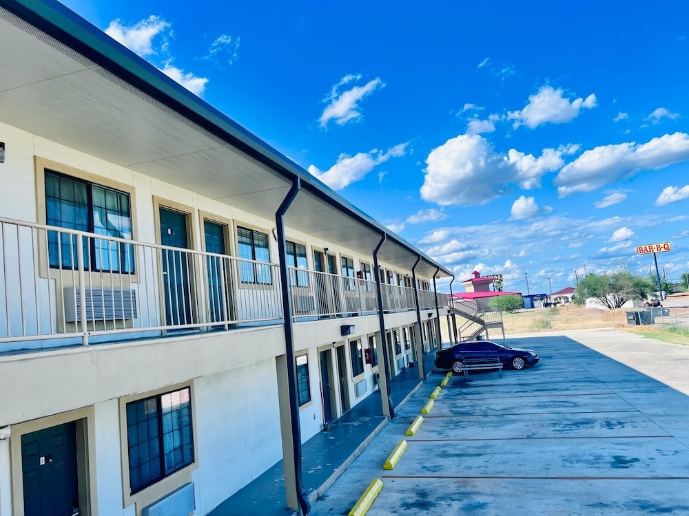 OYO Garden Inn and Suites Pearsall I 35 East - photo 27