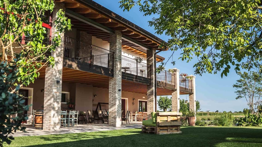 Agriturismo Casale ai Prati — 4-Star Luxury Hotel in Latisana, Italy