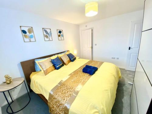 4 Bed House with Driveway Parking for 2 Cars Rugby Sleeps 10 Perfect for groups — 4-Star Luxury Hotel in Rugby, United Kingdom