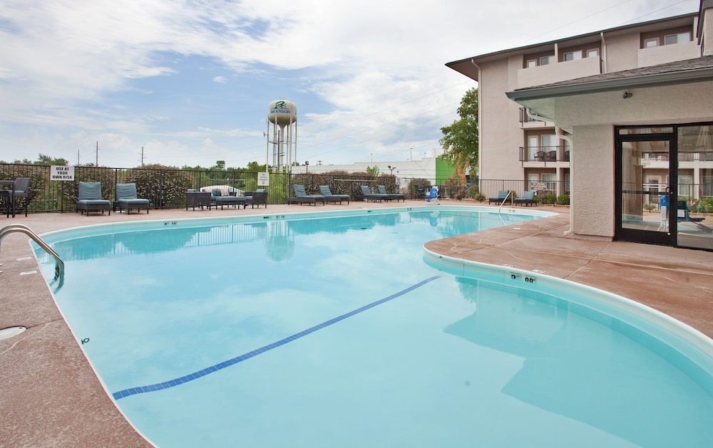 Holiday Inn Express Hotel & Suites Branson 76 Central by IHG - photo 29