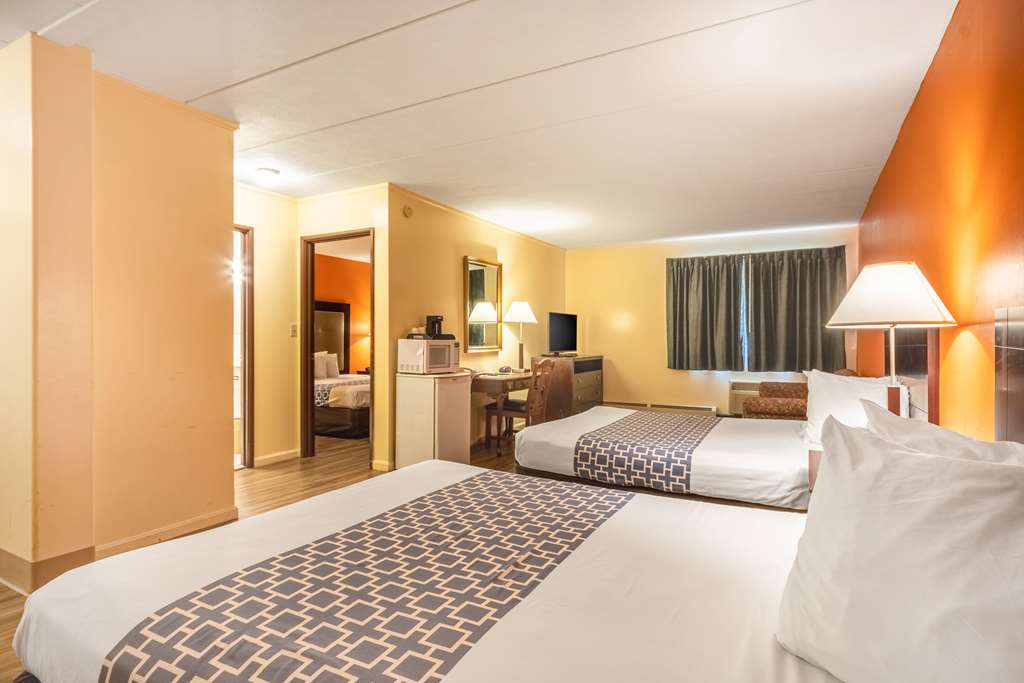 Econo Lodge Inn & Suites Windsor Locks Bradley Airport - photo 19