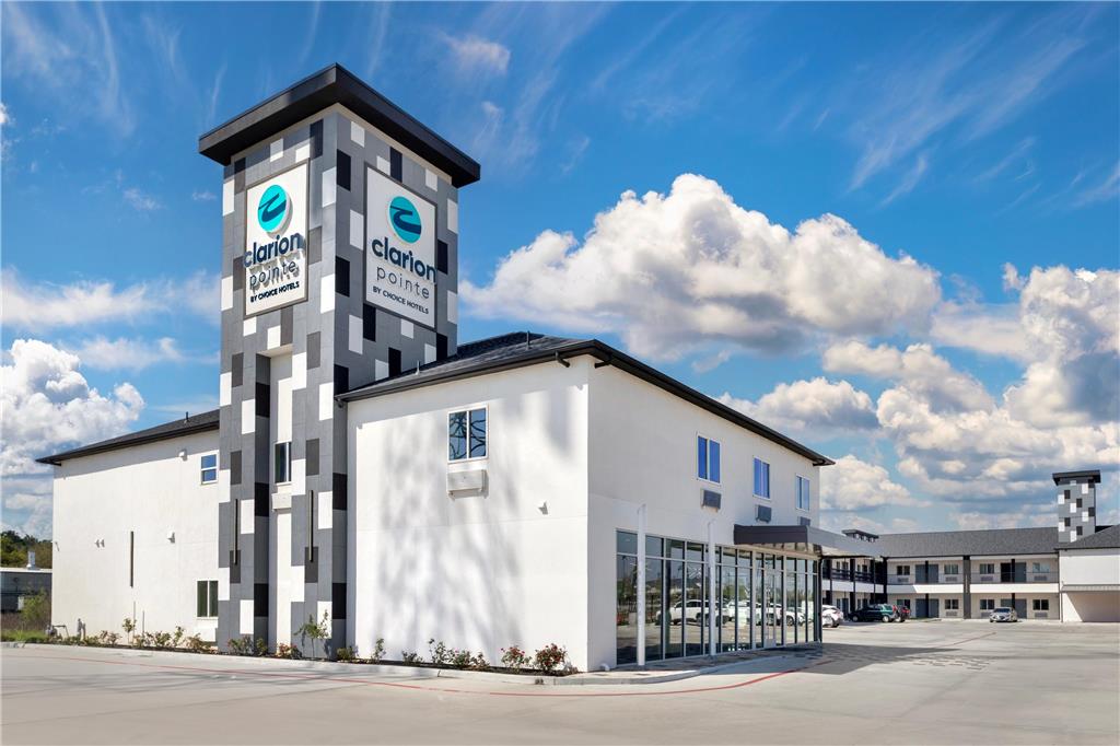 Clarion Pointe Spring Houston North - carbon neutral hotel in Spring