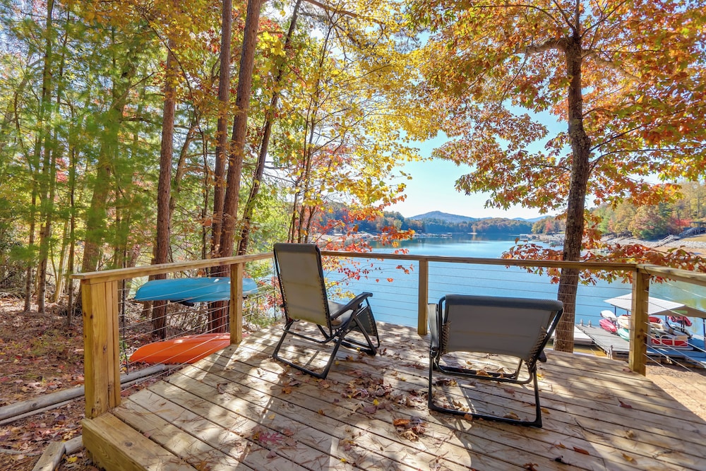 Near Nottely Lake: Serene Couple's Retreat w Deck — 4-Star Luxury Hotel in Blairsville, United States