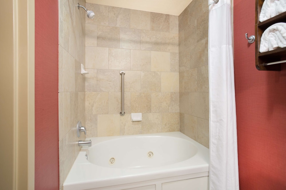 Hampton Inn Siloam Springs - photo 22