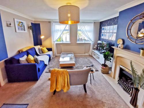 Highstone 4 Bedrooms Home 7 Beds With Parking and Garden — 4-Star Luxury Hotel in Barnsley, United Kingdom