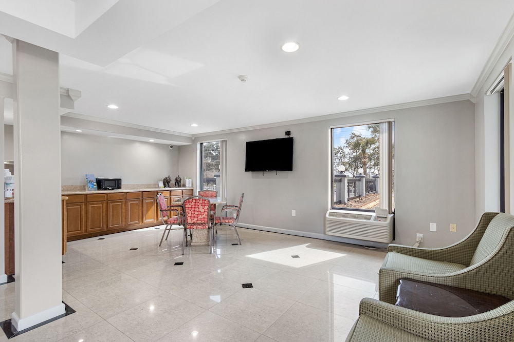 Regency Inn Near Boardwalk & Hurlburt Field - photo 3