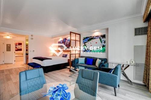 Lucky Gem Penthouse & Luxury Suites at Signature Resort Balcony Strip View 2605 in Las Vegas, United States