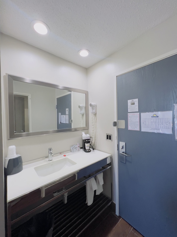 Days Inn by Wyndham Great Lakes Naval Base - photo 5