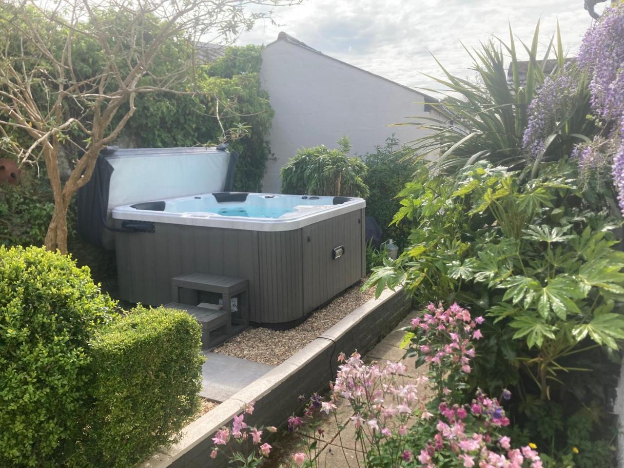 Bryntirion Farmhouse Apartment with Hot Tub — 4-Star Luxury Hotel in Llanfair Caereinion, United Kingdom