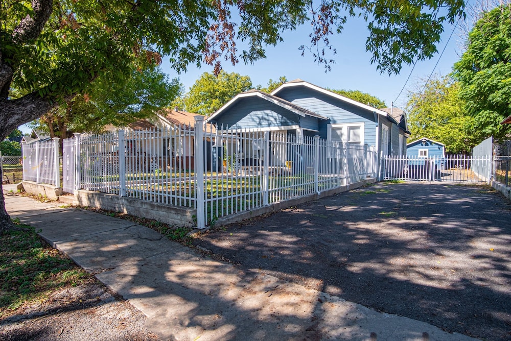 Brand New Craftsman 2BR2BA Home in Denver Heights — 4-Star Luxury Hotel in San Antonio, United States