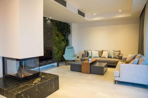 Brand New Contemporary Villa With Infinity Pool