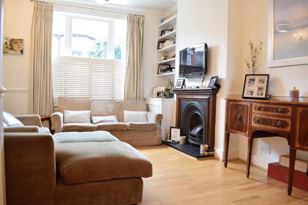 5 Bedroom Family Home Near Wimbledon — 4-Star Luxury Hotel in London, United Kingdom