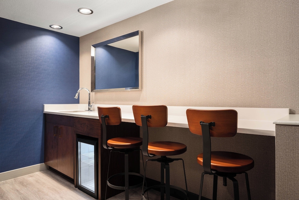 Four Points by Sheraton Hotel & Suites San Francisco Airport - photo 30