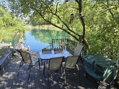 Luxury Lakeside Caravan with hottub and private fishing peg Tattershall Lakes in Lincoln, United Kingdom