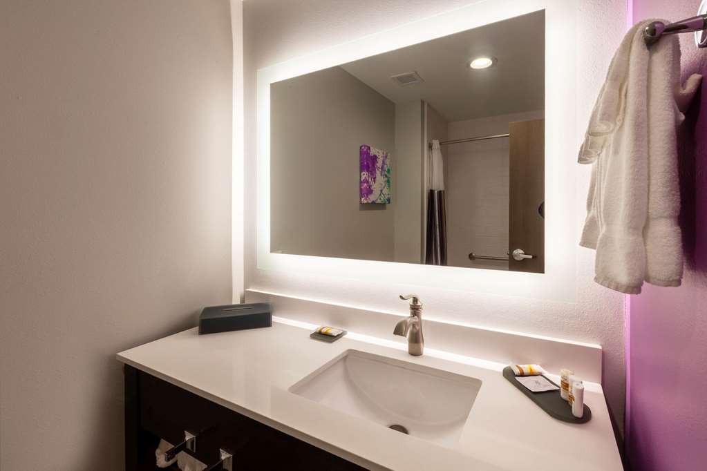 La Quinta Inn & Suites by Wyndham Lafayette Oil Center - photo 24