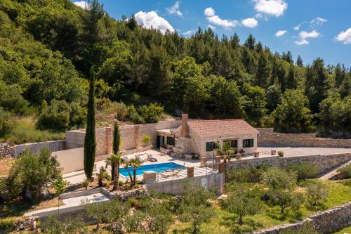 Holiday home between Green & Blue — 4-Star Luxury Hotel in Kastel Kambelovac, Croatia