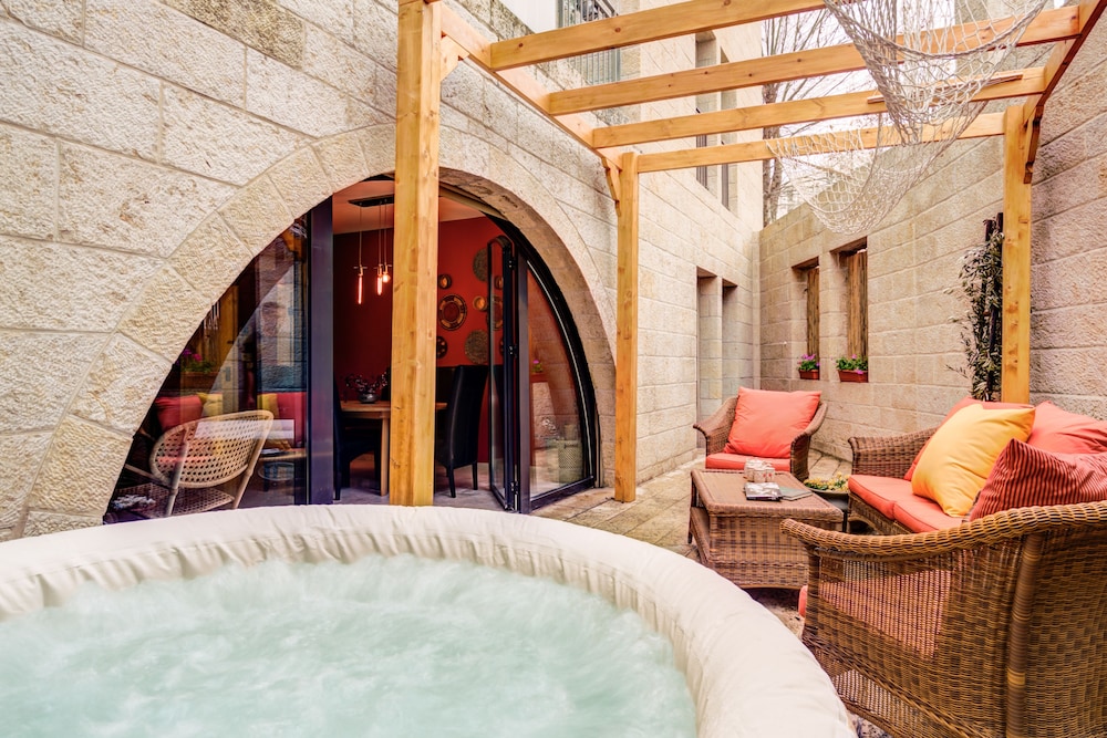 Jacuzzi & Secret Garden in David’s Village by FeelHome in Jerusalem, Israel