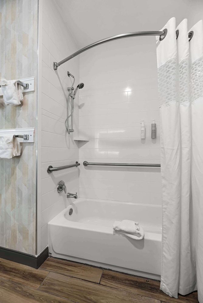 Hampton Inn Seguin - photo 37