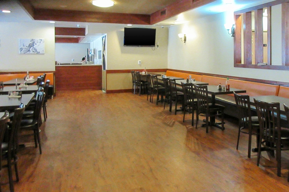 Clarion Hotel & Suites Williston - photo 20