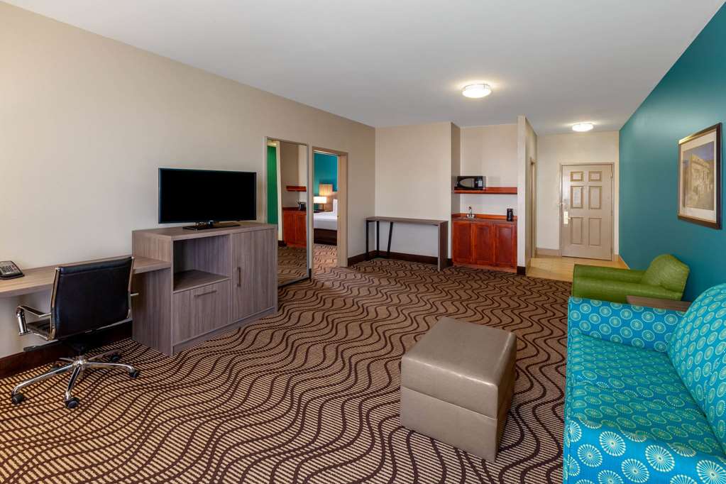 La Quinta Inn & Suites by Wyndham Midland North - photo 23