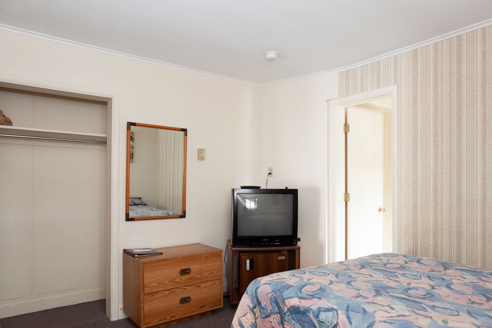 Town & Country Motor Inn - photo 6