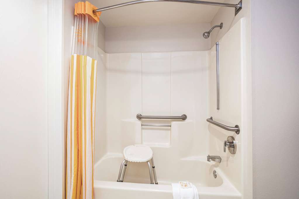 La Quinta Inn & Suites by Wyndham Atlanta Roswell - photo 9