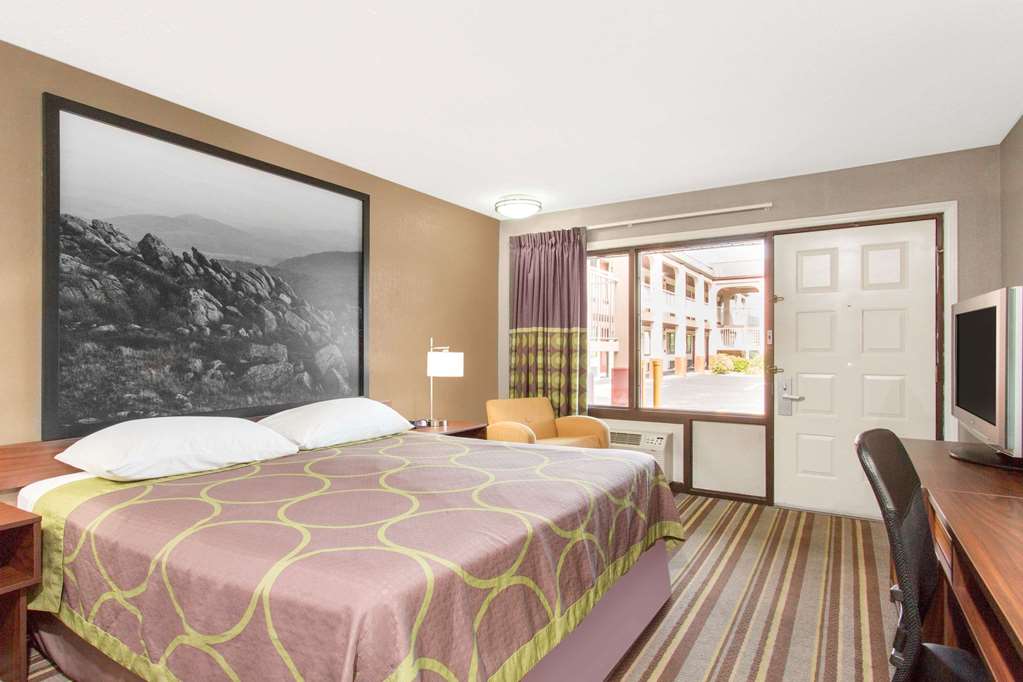 Super 8 by Wyndham Wytheville - photo 10
