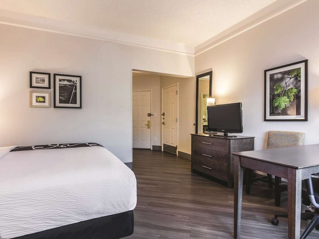 La Quinta Inn & Suites by Wyndham Shreveport Airport - photo 27