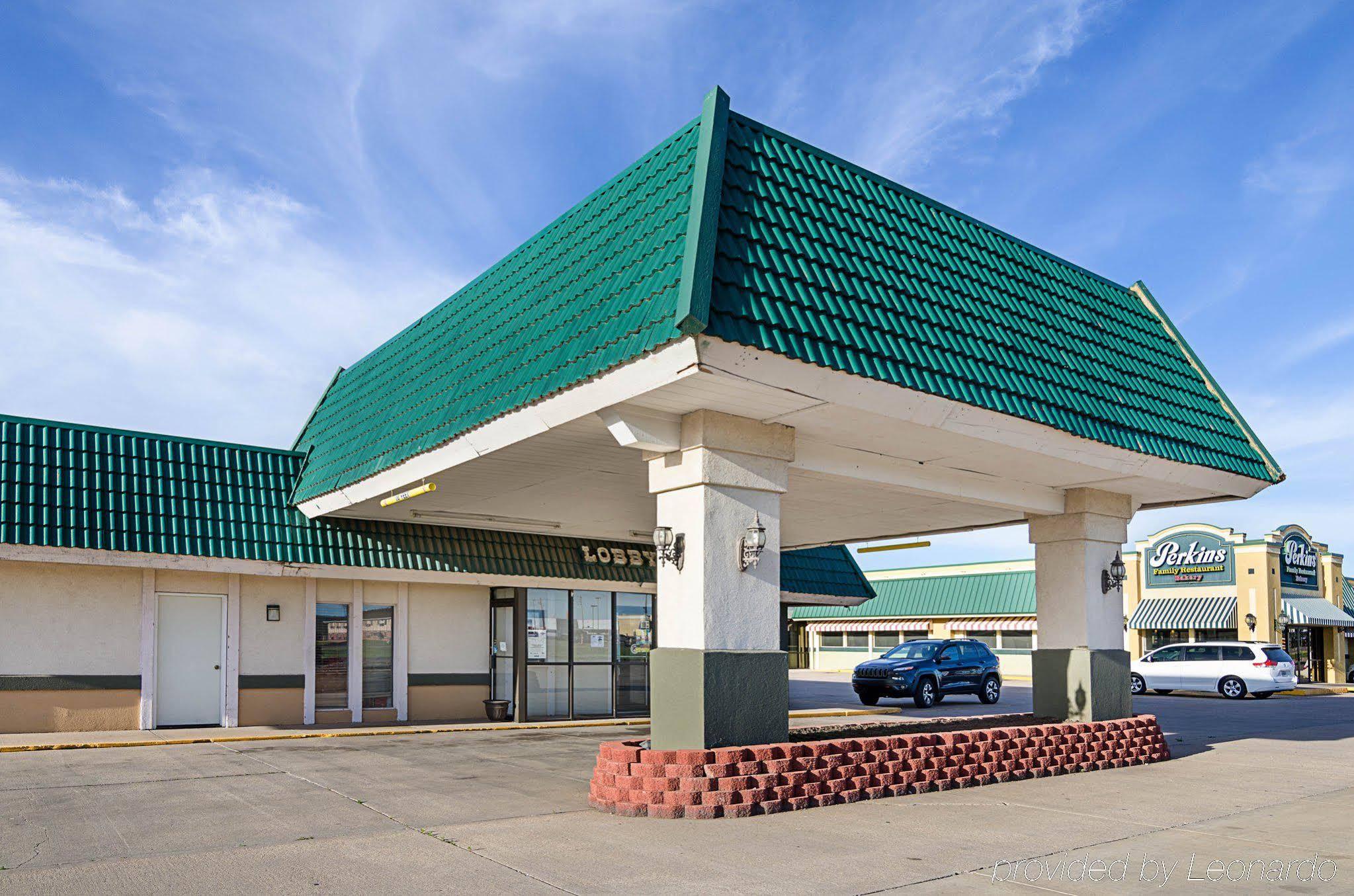 Econo Lodge — Mcpherson — photo 2