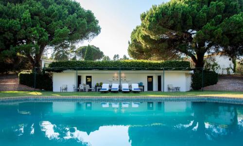 To live happily live outside surrounded by nature in Estoril, Portugal