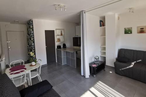 Grand Studio Calme Bien Situe — hotel in Cagnes-Sur-Mer