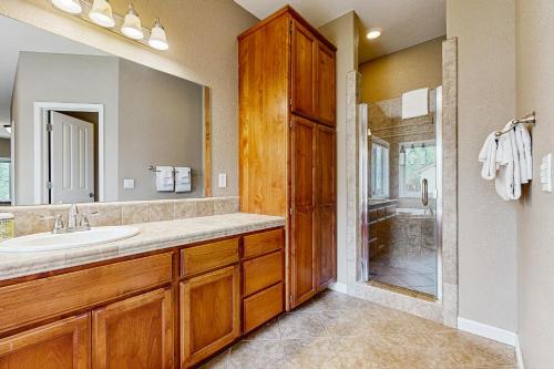 Mule Deer Cabin — 4-Star Luxury Hotel in Groveland, United States