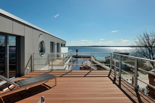Apartment 37 Sonnendeck Blickrichtung von der Terrasse auf das Offenes Meer Strand Innenstadt — 4-Star Luxury Hotel in Eckernfoerde, Germany