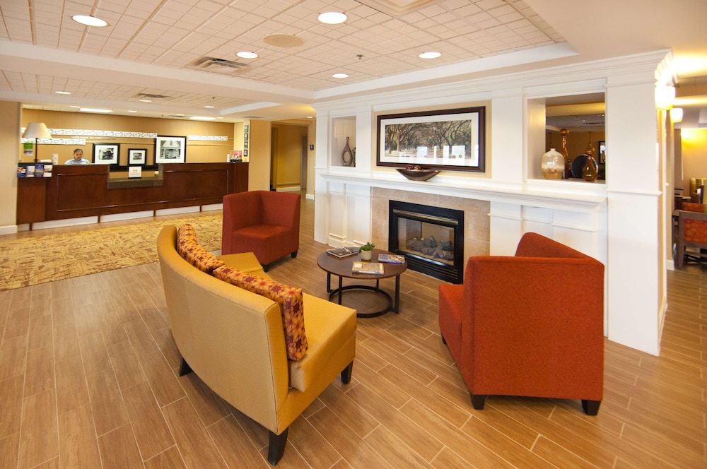 Hampton Inn Columbus North - photo 3