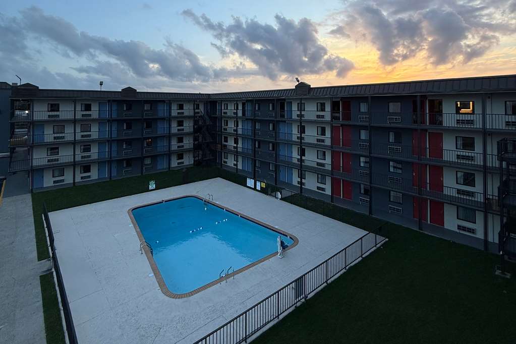 Days Inn by Wyndham Kenner New Orleans Airport South - photo 10