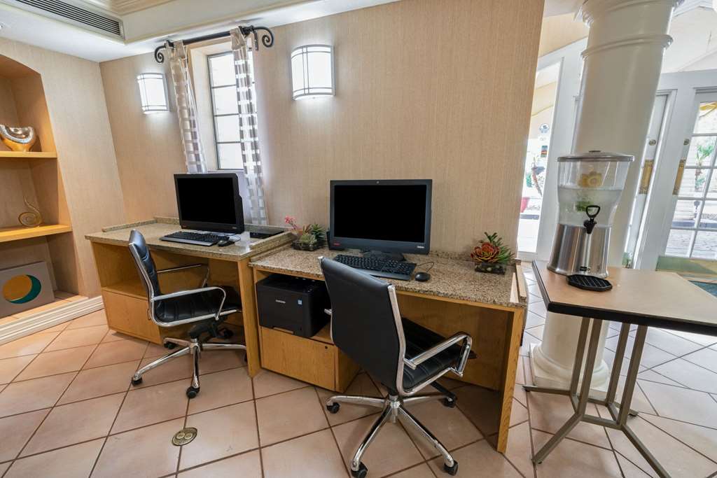 La Quinta Inn by Wyndham Phoenix Sky Harbor Airport - photo 42
