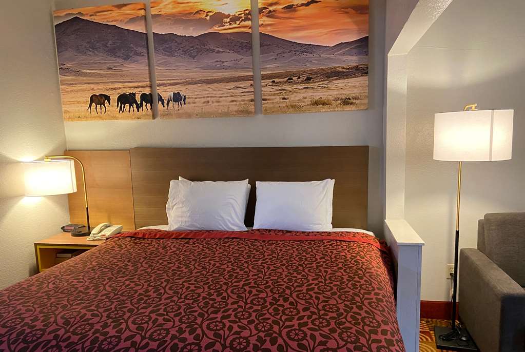Days Inn & Suites by Wyndham Ridgeland - photo 15
