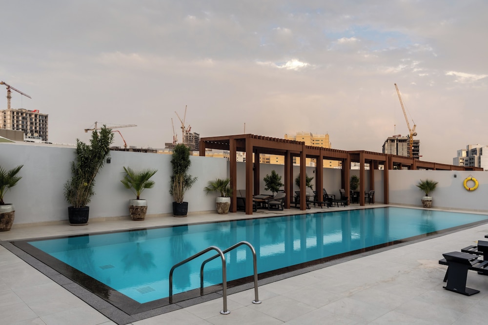 Waves Luxury Meets Comfort Modern 1 — 4-Star Luxury Hotel in Dubai, United Arab Emirates